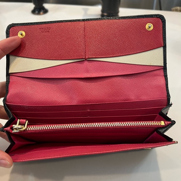 Prada Black Saffiano Wallet with Gold Emblem - Picture 3 of 4